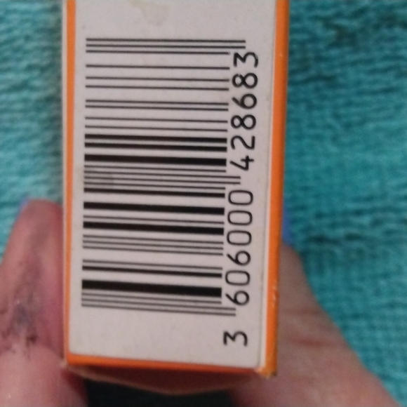 La Roche-Posay Anthelios Clear Skin Dry Touch Sunscreen SPF 60 - Picture 3 of 5